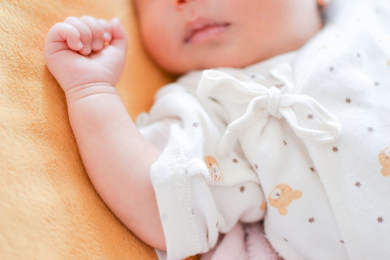 赤ちゃんの暑さ対策 寝るときに使えるグッズや対処法